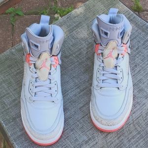 Sz 7y or 8.5 woman jordan spizike